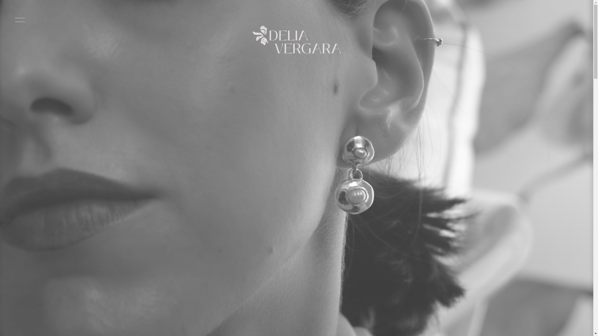 website screenshot of https://deliavergarajoyas.com/